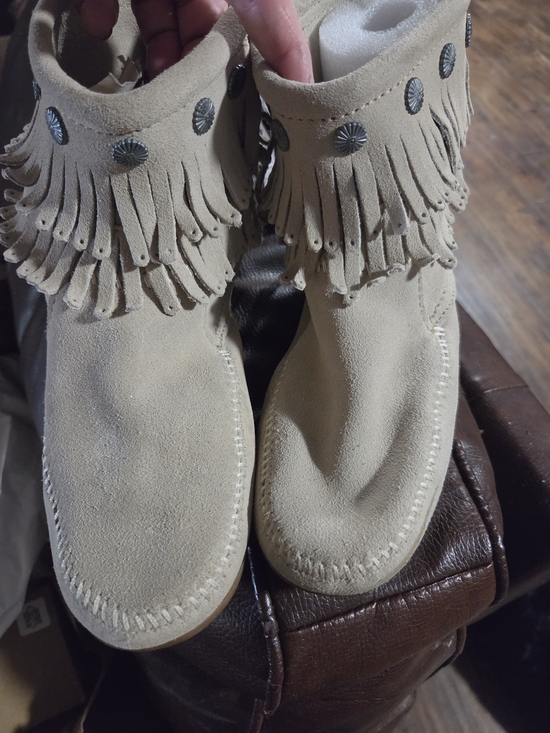 Minnetonka Shoes - Minnetonka Suede Moccasin Boot in Taupe Size 9 With Spot